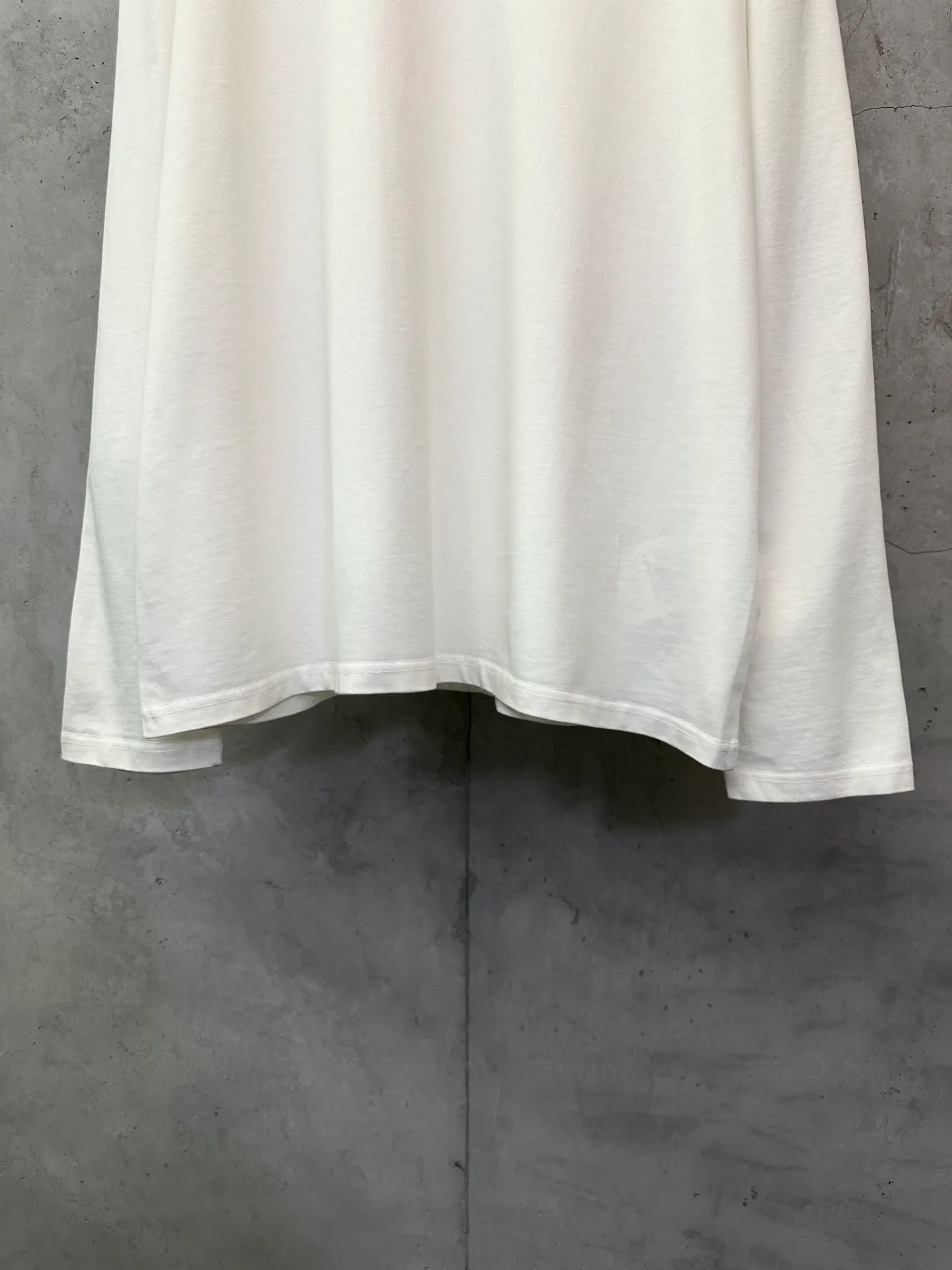 P300 Chrome Hearts 25ss classic Sanskrit gray letter round neck long-sleeved T-shirt. Fabric is high-definition, super heavyweight cotton, double yarn compact Xinjiang cotton. Weight: 320 grams. Clean cloth surface. Clear cloth texture. Tight feel. Stiff. High color fastness. No deformation. No discoloration. Customized hardware. Thread. Accessories. Matching. Same style for men and women. -Color: Black White -Size: XS S M L